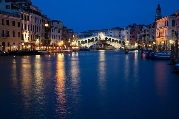 Eggers, Julie 아티스트의 Italy-Venice Venices iconic Rialto Bridge at twilight작품입니다.